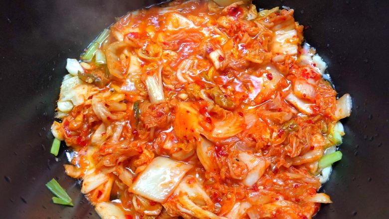 韩式泡菜锅,放入泡菜翻炒2分钟
