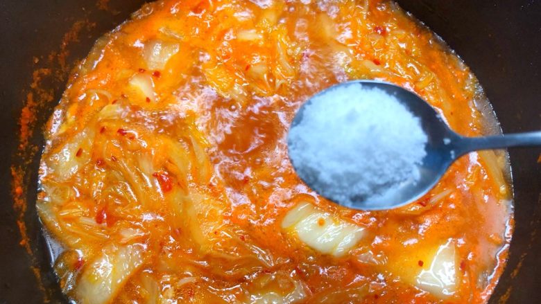 韩式泡菜锅,放入适量盐