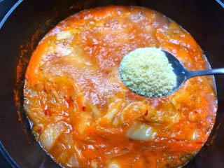 韩式泡菜锅,放入5g鸡精调匀
