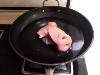 红油猪脸,把猪脸放入冷水锅里，水开后焯水5分钟