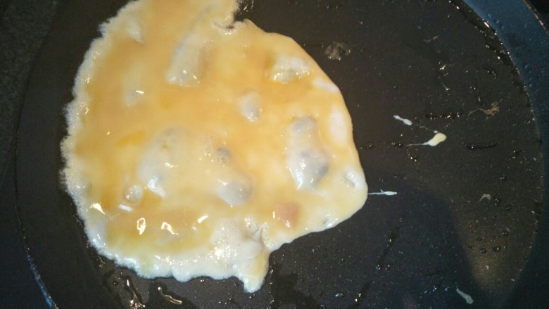 早餐吐司,浸泡吐司余下的鸡蛋液放入锅中煎熟。