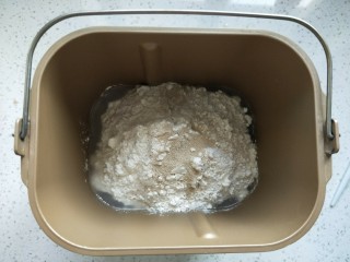 奶酪面包卷,1、将除黄油外的所有面团材料放入面包桶，揉面一个程序