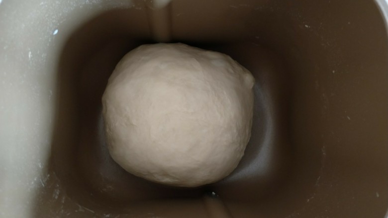 奶酪面包卷,收圆，放入面包桶，盖上保鲜膜进行第一次发酵
