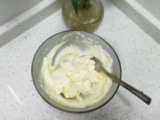 奶酪面包卷,趁着发酵的时候做奶酪馅，软化的奶油奶酪加入糖粉搅拌均匀即可