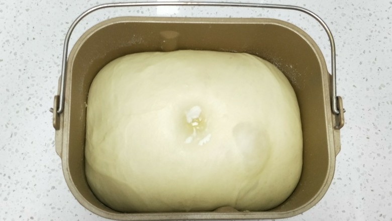 奶酪面包卷,发酵至2倍大，手指粘面粉戳洞不回缩