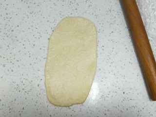 奶酪面包卷,取一面包擀成长方型