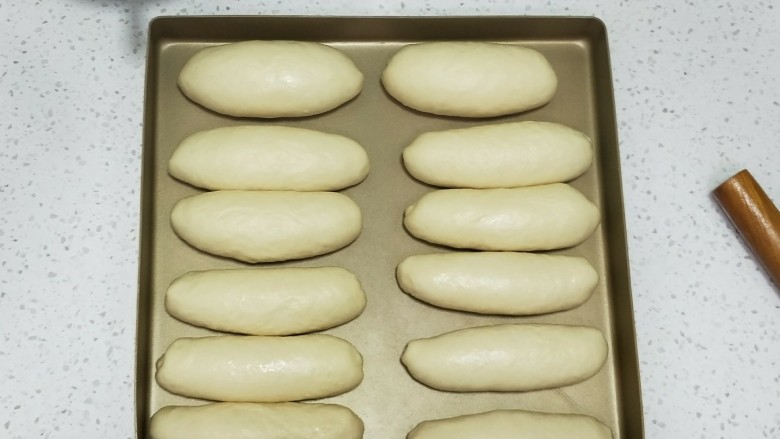 奶酪面包卷,依次做好所有面包胚，放入烤箱，不通电进行第二次发酵，家里的温度还可以就直接室温发酵