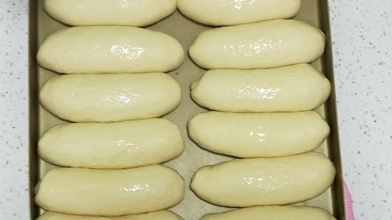 奶酪面包卷,发至2倍大，刷上<a style='color:red;display:inline-block;' href='/shicai/ 1108'>蛋</a>液，放入预热好的烤箱，中层上下火180度烤25分钟左右。