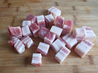 新文美食  秘制猪肉白菜炖粉条,在切成两厘米左右的块。
