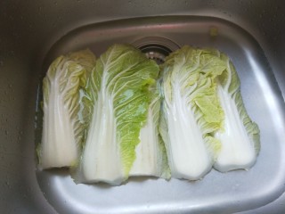 新文美食  秘制猪肉白菜炖粉条,把外面的白菜帮洗干净。