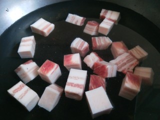 新文美食  秘制猪肉白菜炖粉条,锅中放入适量水烧开，放入肉块。