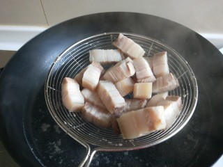 新文美食  秘制猪肉白菜炖粉条,捞出来放入凉水。