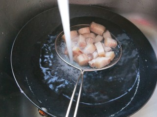 新文美食  秘制猪肉白菜炖粉条,把血沫冲洗干净。