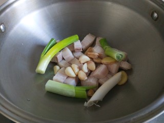 新文美食  秘制猪肉白菜炖粉条,放入安利皇后锅中。