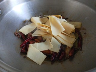 新文美食  秘制猪肉白菜炖粉条,加入豆皮。