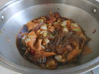 新文美食  秘制猪肉白菜炖粉条,搅拌均匀煮5分钟即可关火。