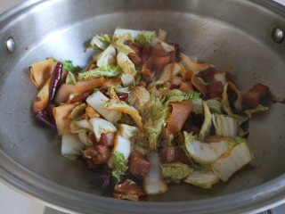新文美食  秘制猪肉白菜炖粉条,搅拌均匀。
