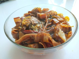 新文美食  秘制猪肉白菜炖粉条,成入大碗上桌。