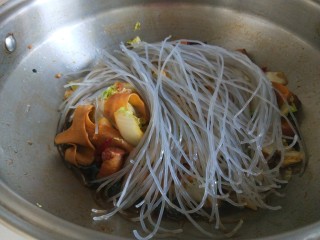 新文美食  秘制猪肉白菜炖粉条,粉条提前泡软放入锅中。