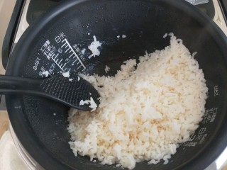 新文美食  蛋包饭,新鲜的米饭成出一小碗。