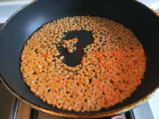 新文美食  蛋包饭,锅中放适量油烧热，倒入胡萝卜丁炒均匀。