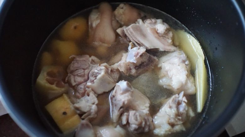 酸木瓜猪脚汤,加入美极鲜味汁，搅拌均匀