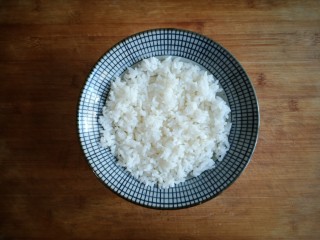 大白咖喱鸡饭,米饭一碗蒸熟备用。