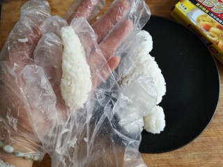 大白咖喱鸡饭,戴厨房用一次性手套团成饭团，造型根据自己喜好，我按照小盆友要求团的大白。