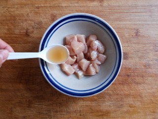 大白咖喱鸡饭,切好的鸡丁放一勺料酒抓拌均匀稍微腌一下去腥。