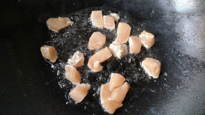 大白咖喱鸡饭,锅中适量的油烧至7成热，下入鸡丁。