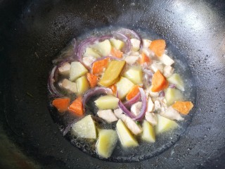 大白咖喱鸡饭,大火煮至土豆开始变得有透明感后加入一块继续大火煮至汤浓稠，关火。咖喱。