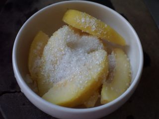 糖醋酸木瓜,将切好的酸木瓜放入碗里，撒入白砂糖