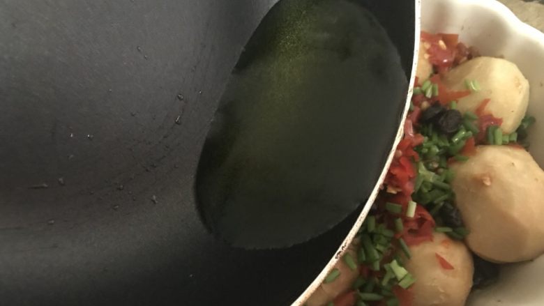 剁椒蒸芋艿，比肉还好吃,均匀倒在葱花上。