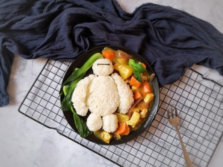 大白咖喱鸡饭,将煮好的咖喱鸡浇在米饭旁边。