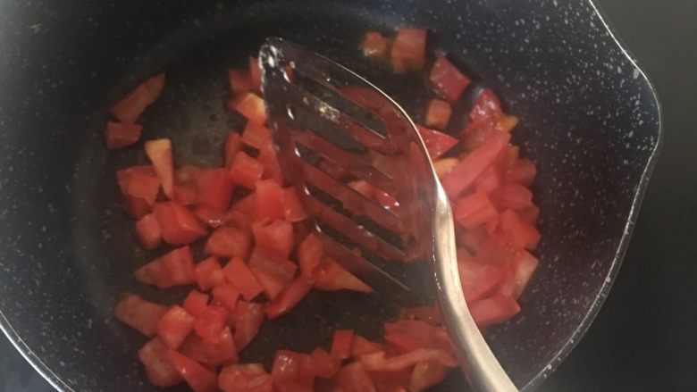 杂蔬蛋炒饭,4️⃣ 锅子不用洗，直接倒入番茄丁翻炒2分钟至微微出汁。
