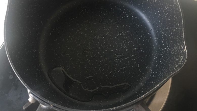杂蔬蛋炒饭,2️⃣ 锅中倒入适量食用油，烧热。