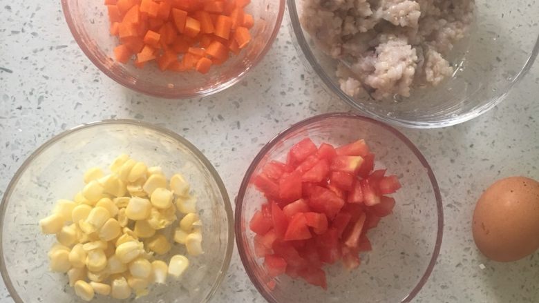 杂蔬蛋炒饭,1️⃣ 准备好食材：根据上述菜谱（1人份）把蔬菜洗净，切粒。