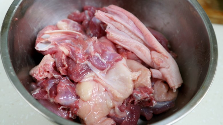 十味 板栗烧鸭,将鸭块放入一个大碗里，加点盐抓抓起粘，然后冲洗干净，这样有效地去除异味。