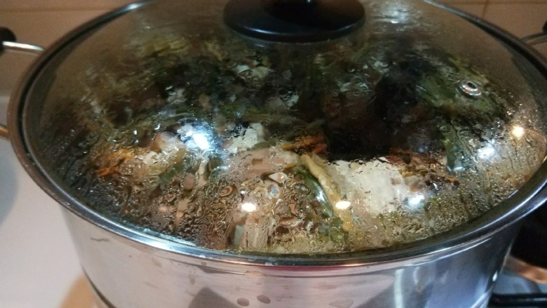 新文美食  清蒸大闸蟹,盖上盖子开火蒸20分关火。