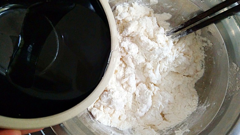 风味炒拉条子,在面粉中加入一点盐（提高面粉筋性），少量多次加入清水，搅拌成雪花状。