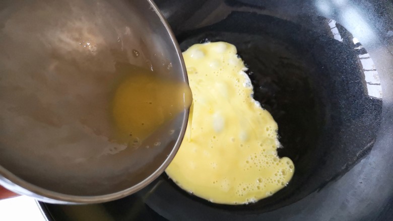 风味炒拉条子,锅中适量油烧至7-8成热，倒入蛋液，开始凝结时关火。