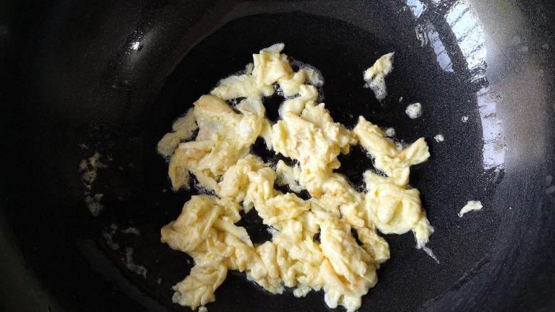 风味炒拉条子,将蛋液炒散成小块。