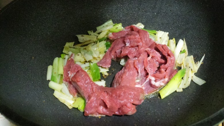 葱爆牛肉,然后放入牛肉炒。
