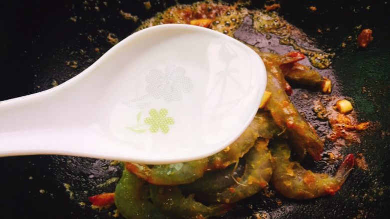 快手菜+吮指咖喱虾,加入适量清水