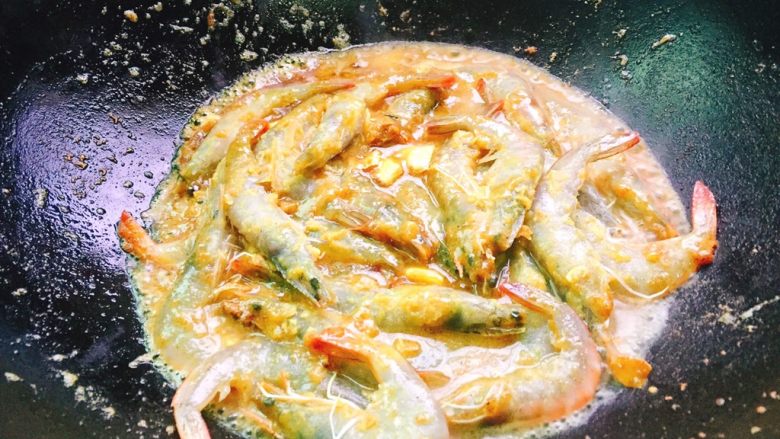 快手菜+吮指咖喱虾,调中火煮开