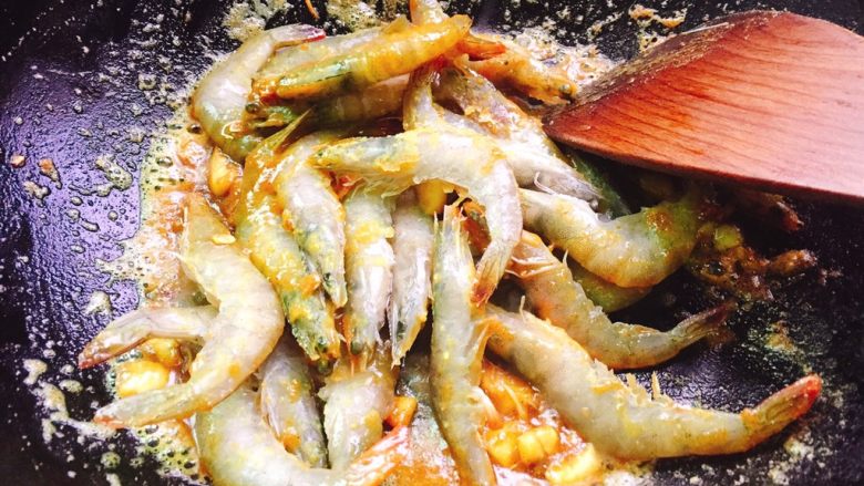快手菜+吮指咖喱虾,加入处理好的明虾，翻炒均匀