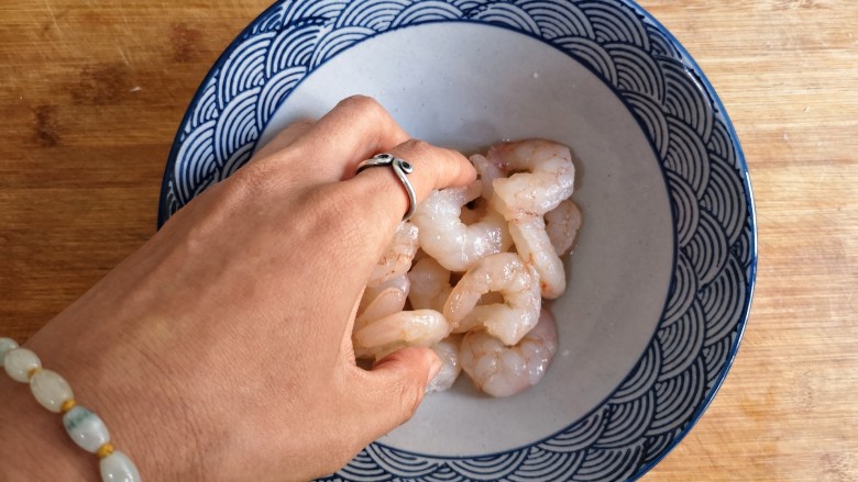 滑蛋虾仁,用手抓匀放置5分钟,(用盐先抓洗一下就可以洗去表面的黏液,这样炒出来的虾仁才会清脆好吃）。