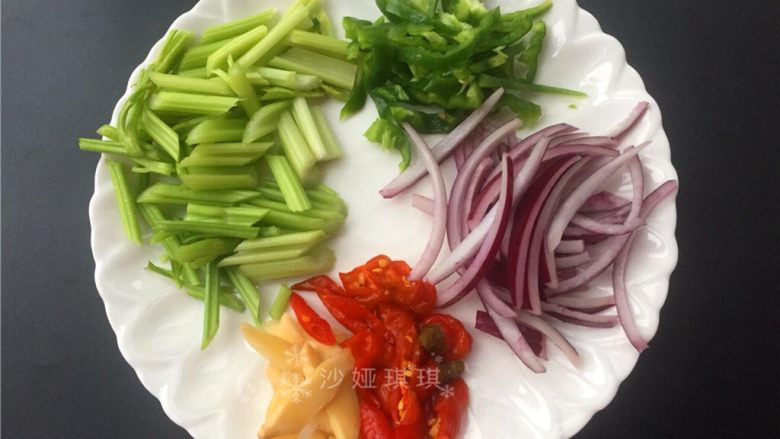 泡椒爆炒卤毛肚,将各种配菜切成如图所示。