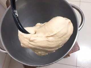 椰蓉心形面包,启动厨师机揉面20分钟。