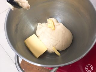 椰蓉心形面包,检查面团硬湿度，加入黄油。
